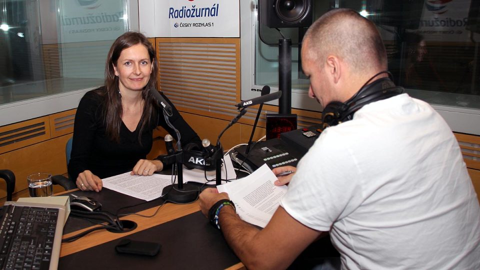 Klára Laurenčíková a moderátor Martin Veselovský ve studiu Radiožurnálu