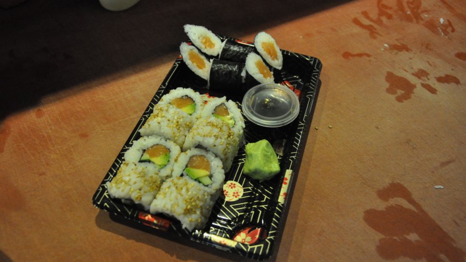 Příprava japonského sushi