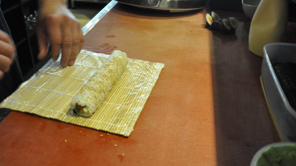 Příprava japonského sushi