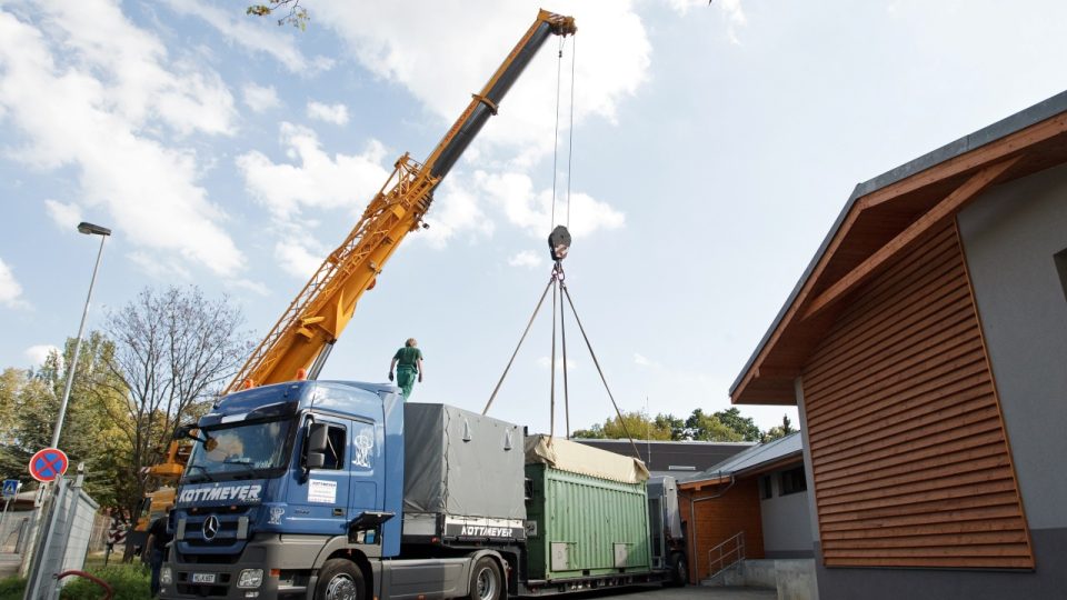 Hrochy dopravil k novému pavilonu kamion, převoz tří zvířat trval pět hodin