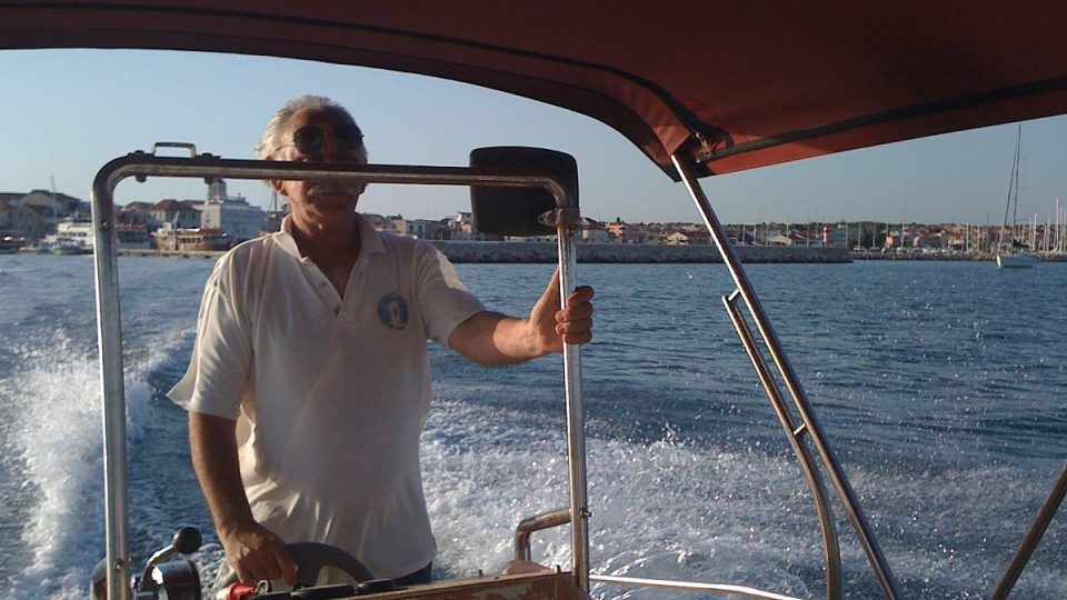 Joso Bilan řídí člun