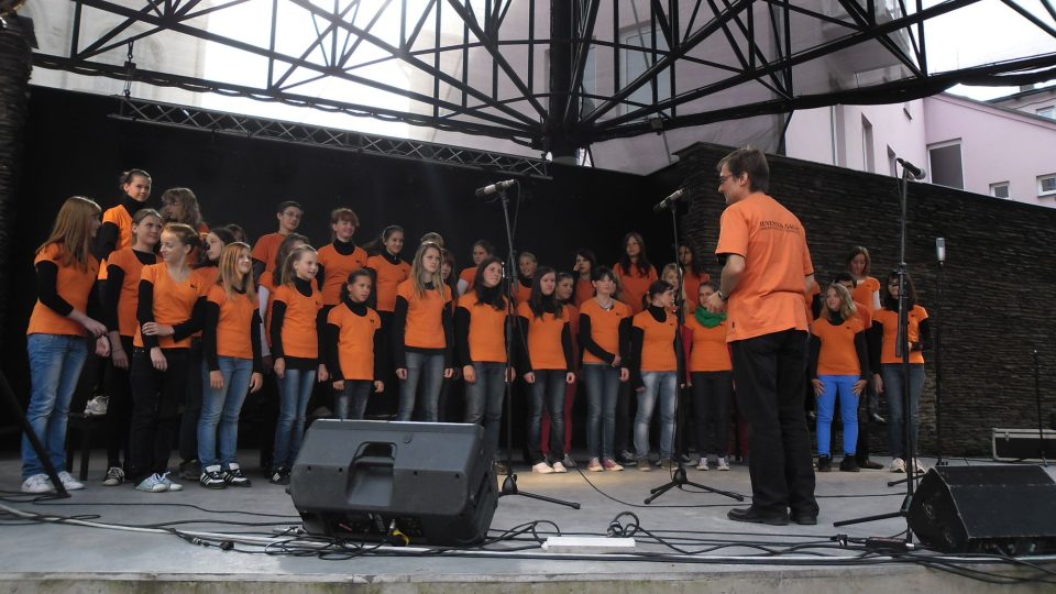 V rámci jabloneckých Podzimních slavností se na Letní scéně představil i dětský pěvecký sbor Iuventus, gaude!