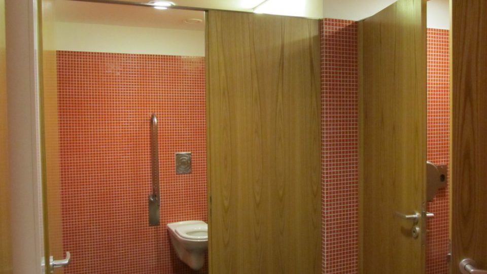 Moderní toalety v Dusíkově divadle