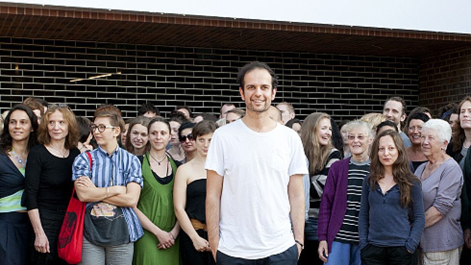 Tino Sehgal a účastníci jeho performance Tyto asociace před vchodem do Tate Modern.