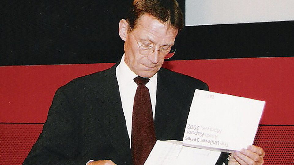 Dlouholetý a velmi úspěšný ředitel galerií Tate sir Nicholas Serota.