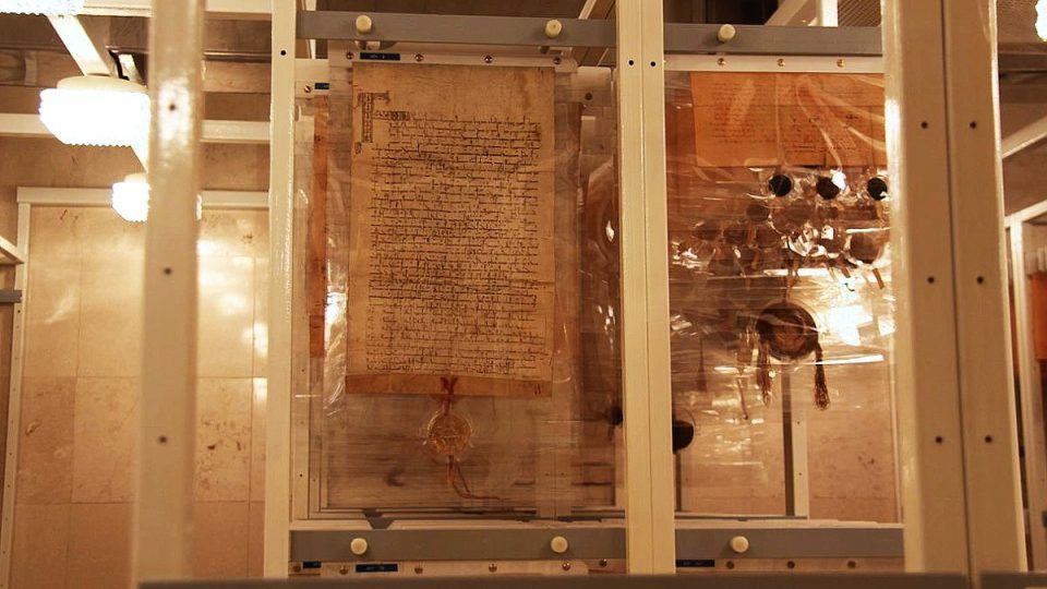 Zlatá bula sicilská v trezoru Národního archívu