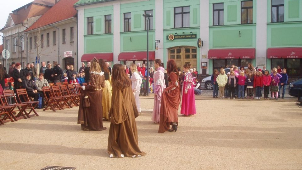 Kulturní vystoupení na mšenském náměstí