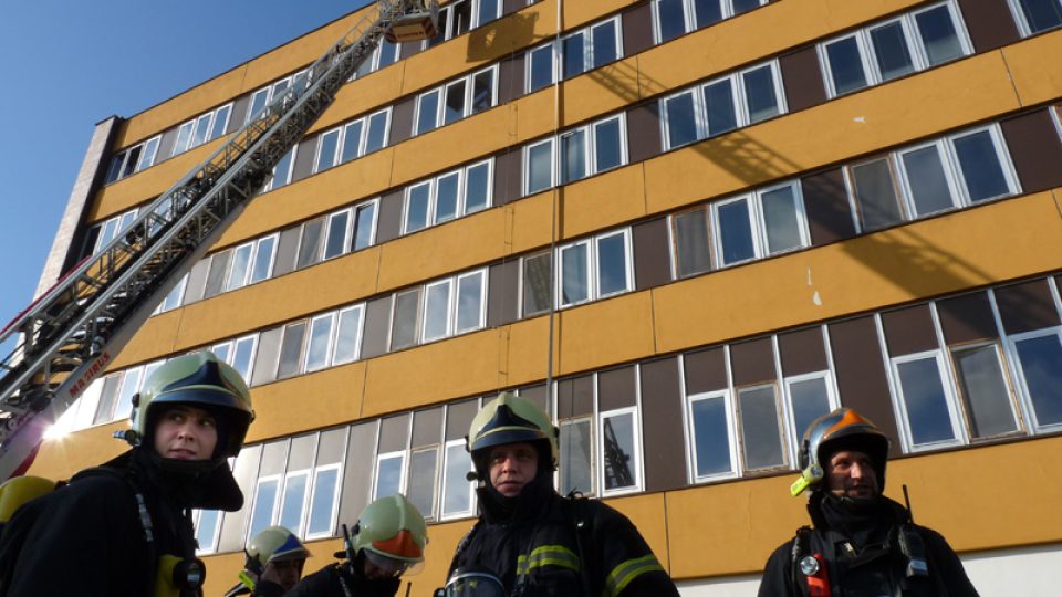 Hasiči před litoměřickou nemocnicí