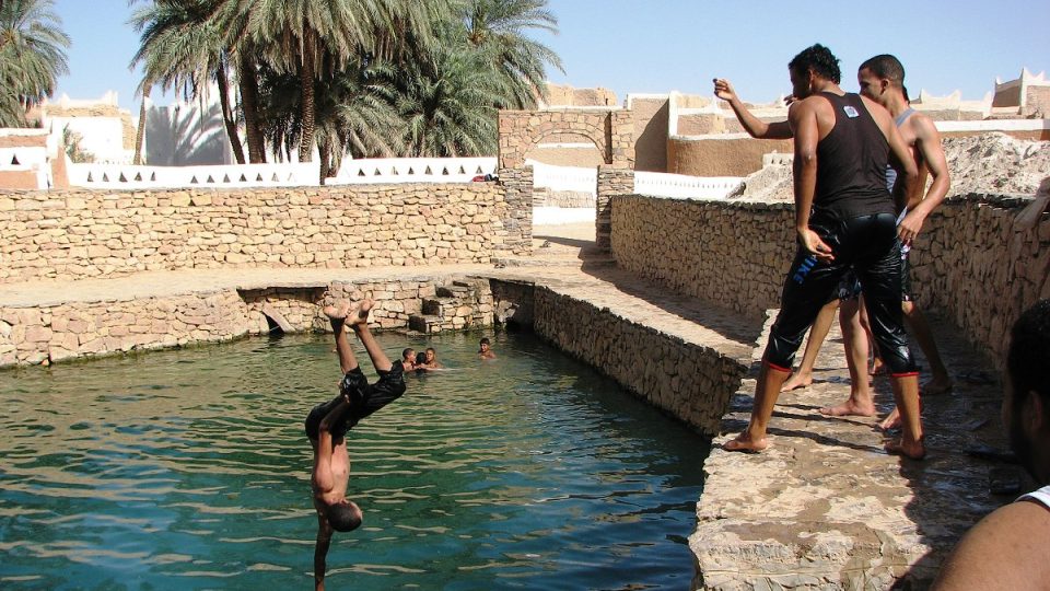Mladí Libyjci v oáze Ghadamis odevzdali zbraně a věnují se své oblíbené zábavě, tedy koupání