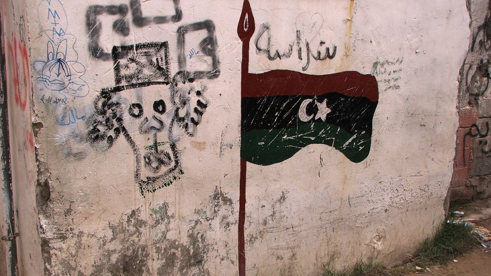 Smrt Kaddáfímu, hlásá graffiti na stěně