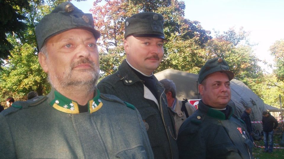 Leutnant Miloš Kredba (vlevo)