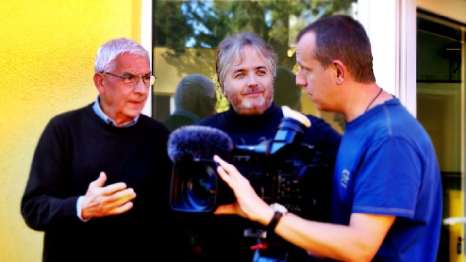Ondřej Kepka s kolegy při natáčení v Jihlavě