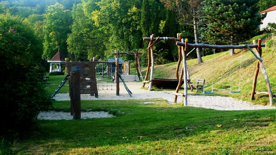 Park je plný nejrůznějších hřišť pro děti