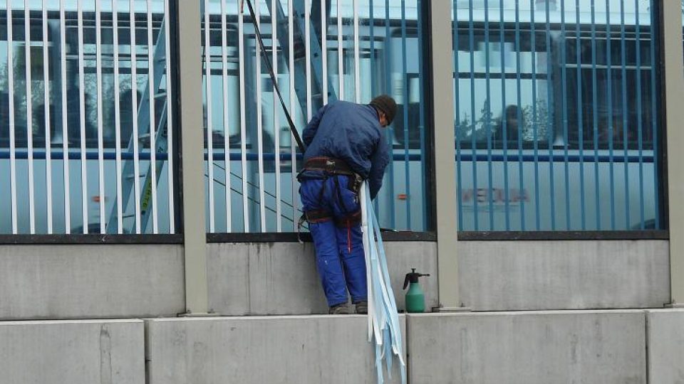 Pruhování protihlukové stěny na mostě Legií v Přerově zabránilo úhynu ptáků 