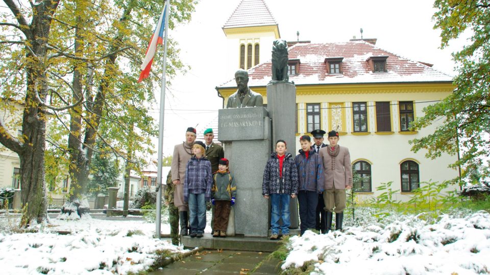 Čestná stráž u Masarykova pomníku ve Valašském Meziříčí