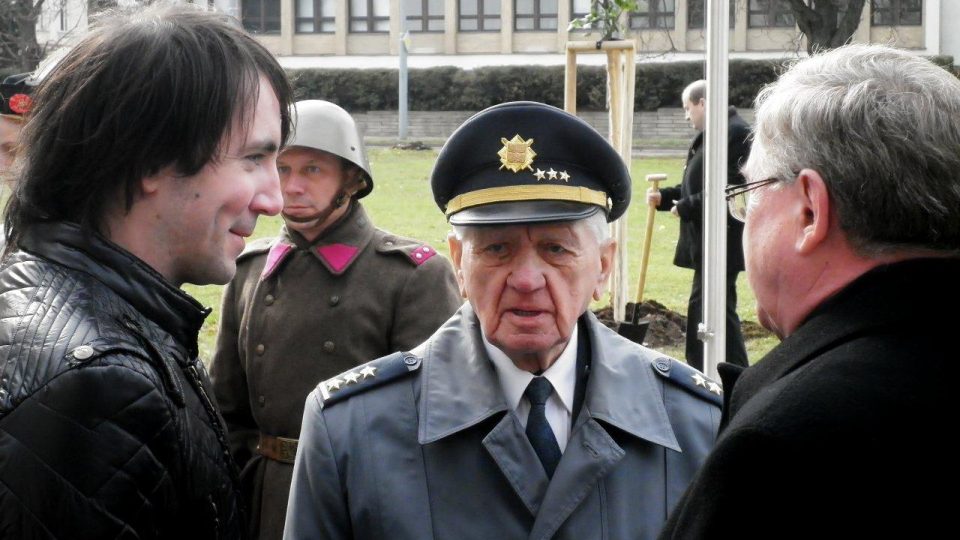 Plukovník ve výslužbě Emil Boček během aktu u Benešova pomníku v Brně