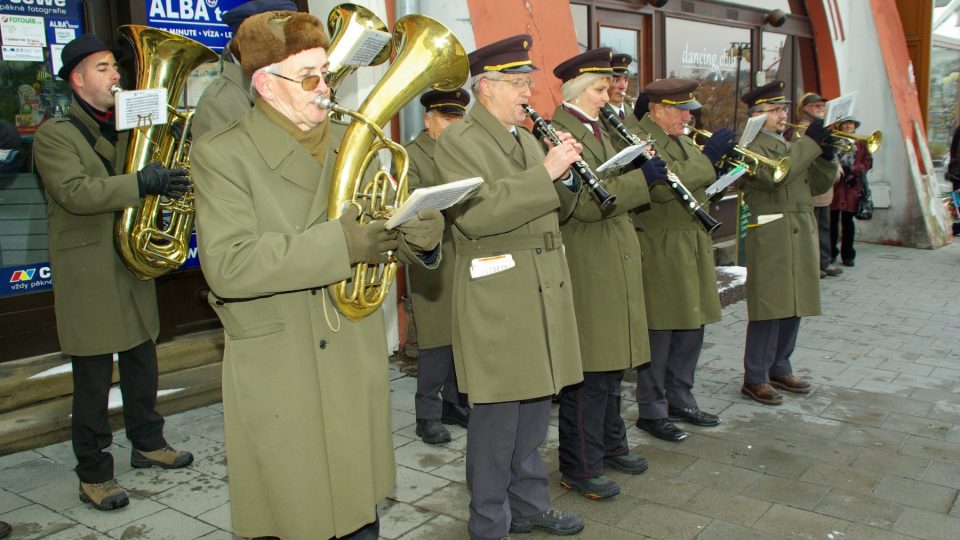Oslavy státního svátku ve Valašském Meziříčí provázela dechová hudba