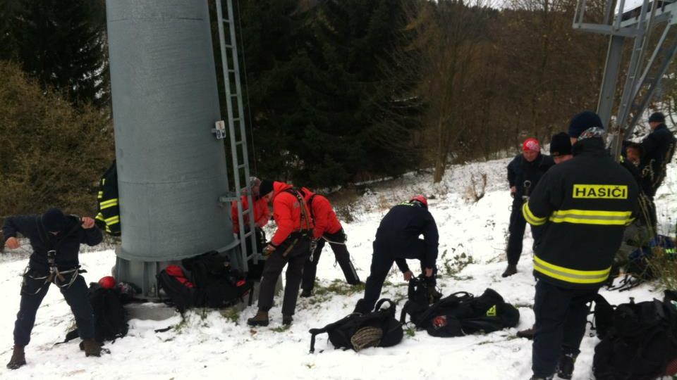 Výcvik hasičů, kteří u lanovky na Černou horu trénují záchranu osob při poruše kabinové lanovky