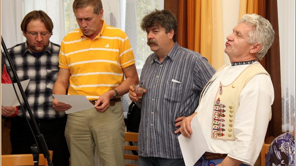 Část mužského sboru z Hrubé Vrbky, který vede místostarosta Jiří Miškeřík (v kroji)