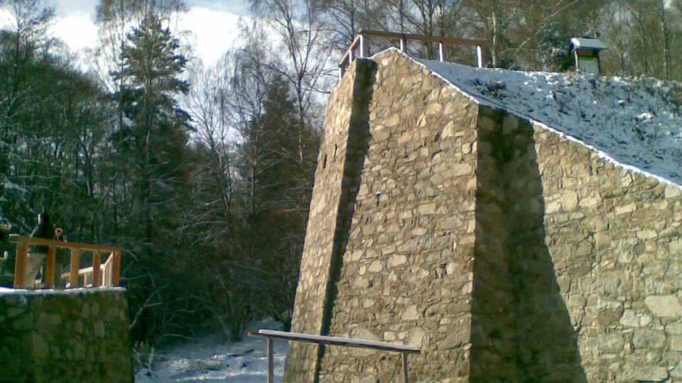 Zrekonstruovaný mostní pilíř koněspřežky nedaleko Rybníka