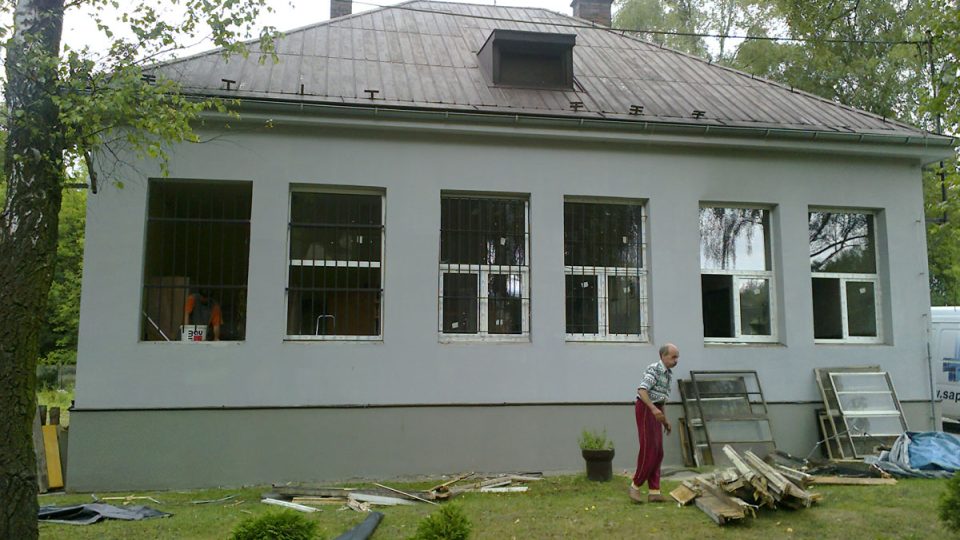 Po výměně oken klienti udržují a opravují rozsáhlý areál bývalých kasáren v Ostravě Koblově s 12 budovami