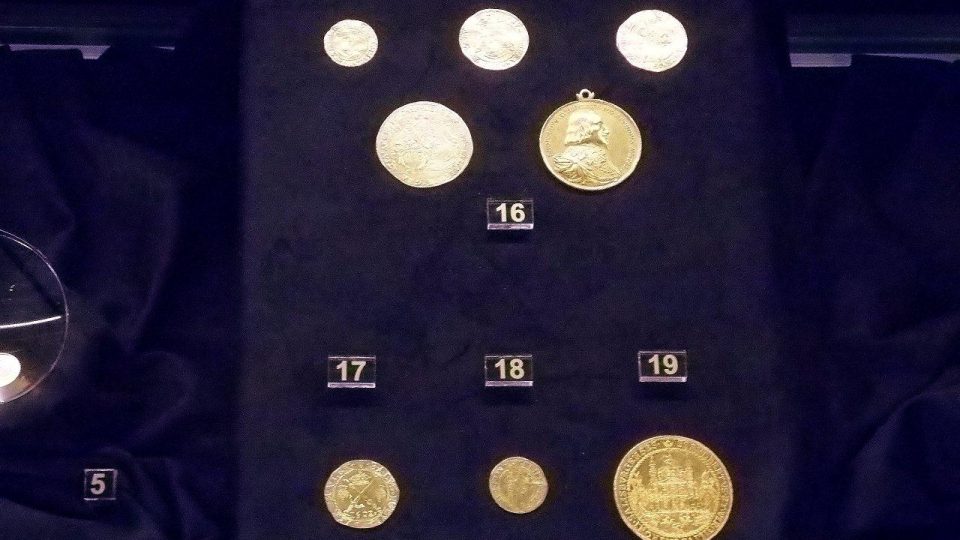 Největší část výstavy tvoří sbírky numismatického oddělení muzea