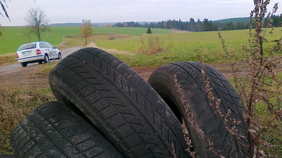zákoutí s pneumatikami 