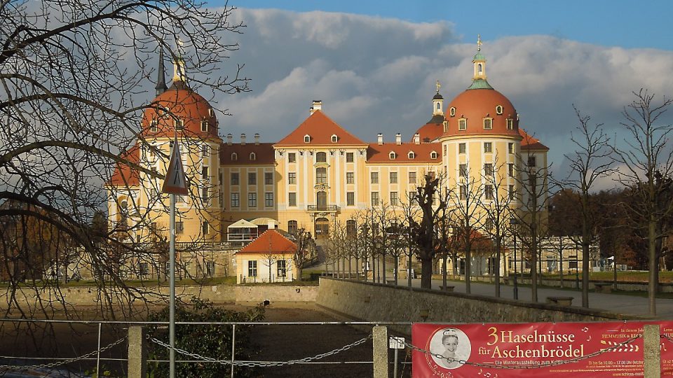 Zámek Moritzburg, v jehož okolí se Tři oříšky pro Popelku natáčely