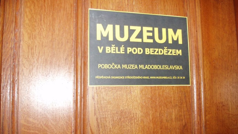 Štítek Muzeum v Bělé pod Bezdězem