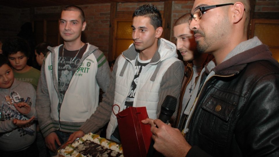 Skupina Descontrol dostala ke křtu svého prvního alba dort s fotografií kapely