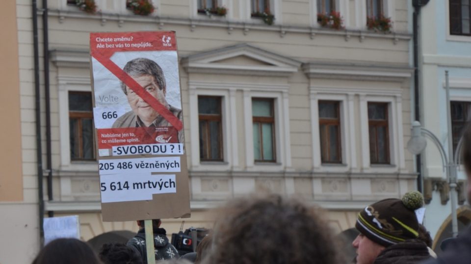 V Českých Budějovicích demonstrovalo na 1500 lidí proti komunistické radní