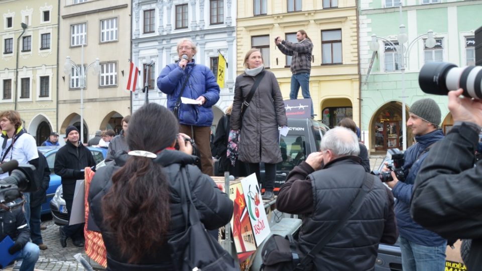 V Českých Budějovicích demonstrovalo na 1500 lidí proti komunistické radní