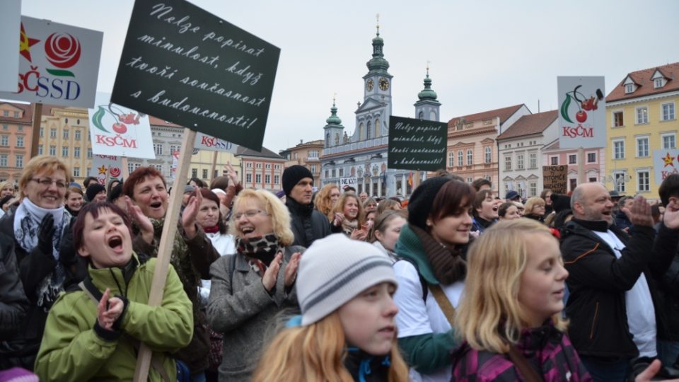 V Českých Budějovicích demonstrovalo na 1500 lidí proti komunistické radní