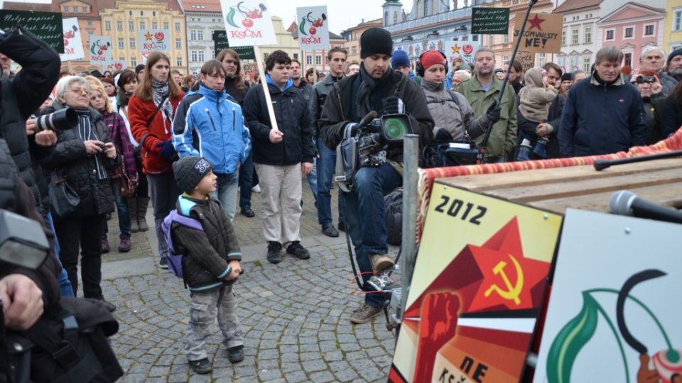 V Českých Budějovicích demonstrovalo na 1500 lidí proti komunistické radní