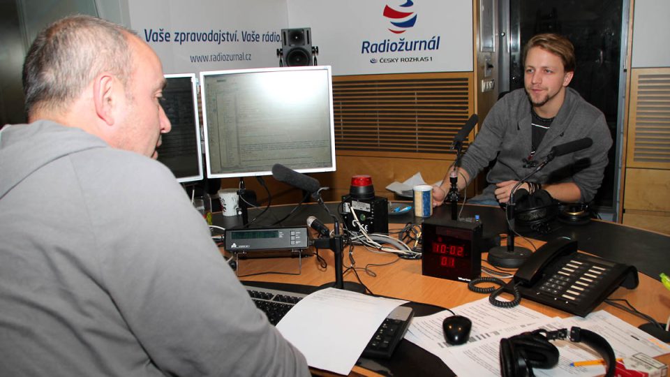 Tomáš Klus s moderátorem Janem Pokorným ve studiu Radiožurnálu