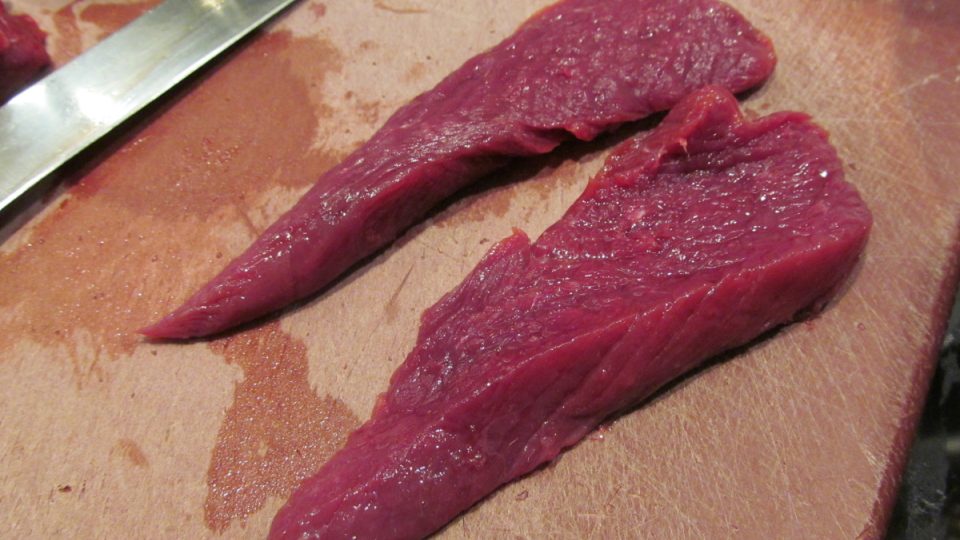 Klokaní steaky s brusinkovou omáčkou - příprava
