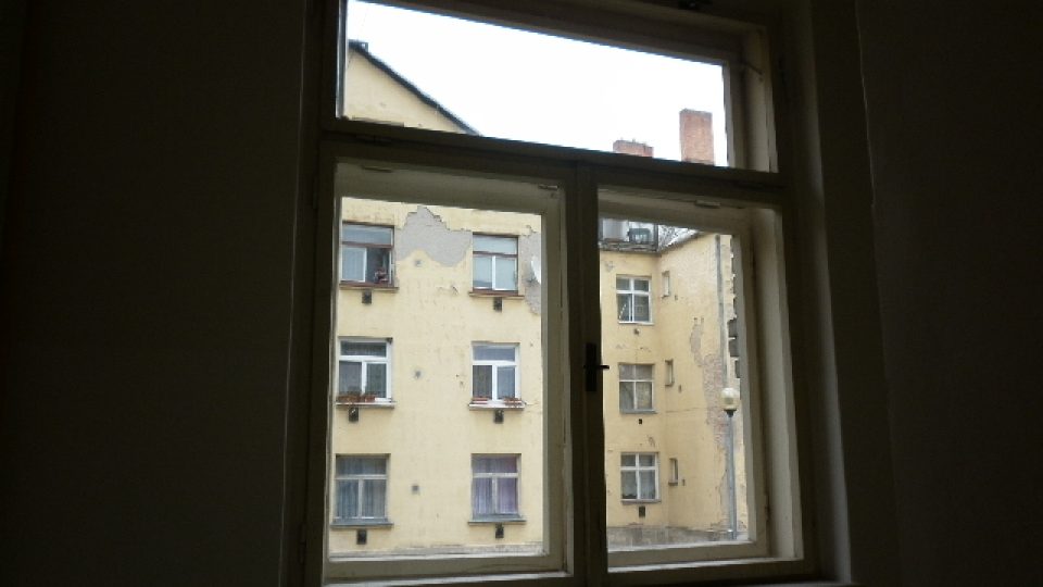Z chodby bytového komplexu v Riegrově ulici v Břeclavi