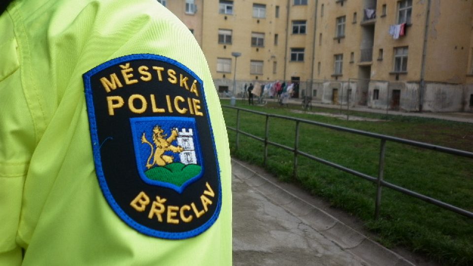 Břeclavský městský policista hlídkuje v Riegrově ulici