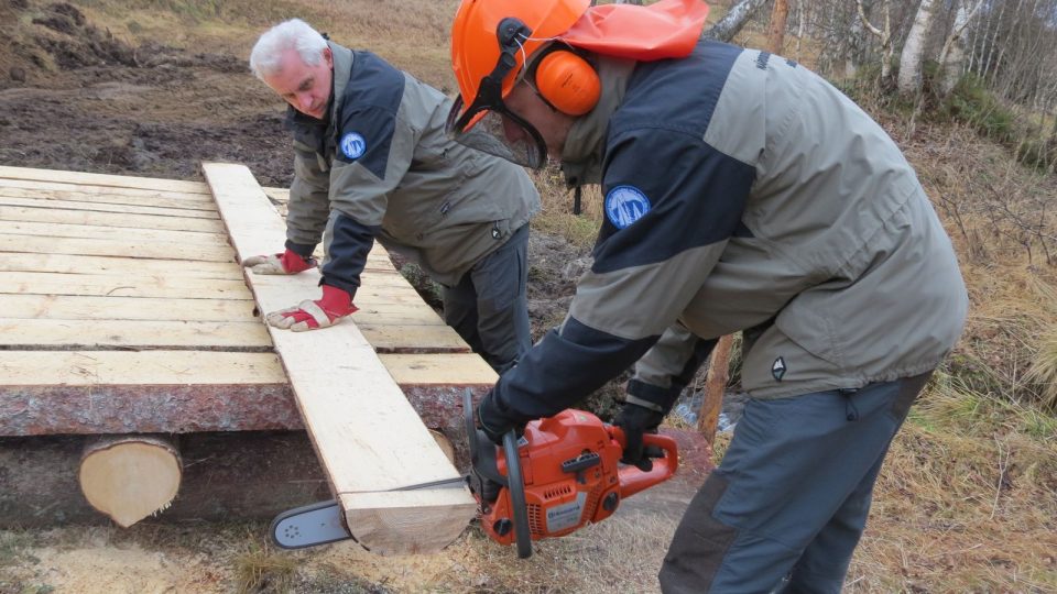 Pracovníci ISS připravují mostek na běžecké trase u Horské Kvildy