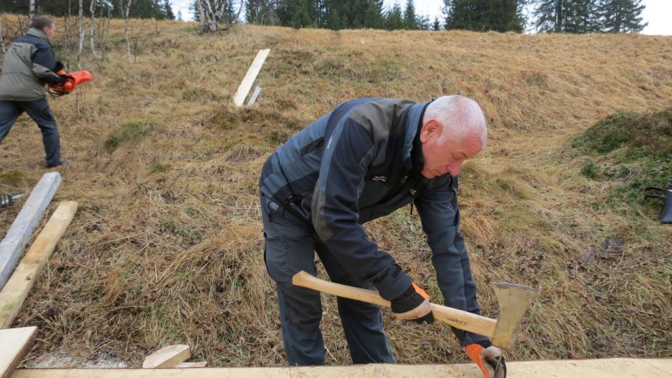 Pracovníci ISS připravují mostek na běžecké trase u Horské Kvildy