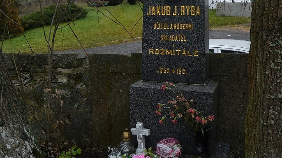 Jakub Jan Ryba je pohřben na starorožmitálském hřbitově