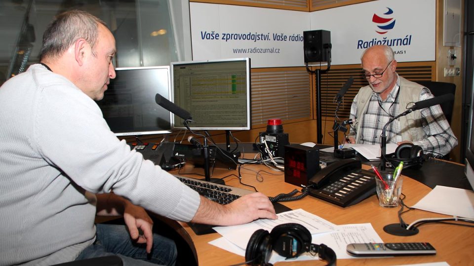 Peter Ziman a Jan Pokorný před vysíláním ve studiu Radiožurnálu