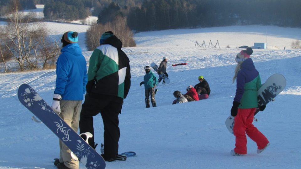 Na první lyžovačku přišly asi dvě stovky lidí
