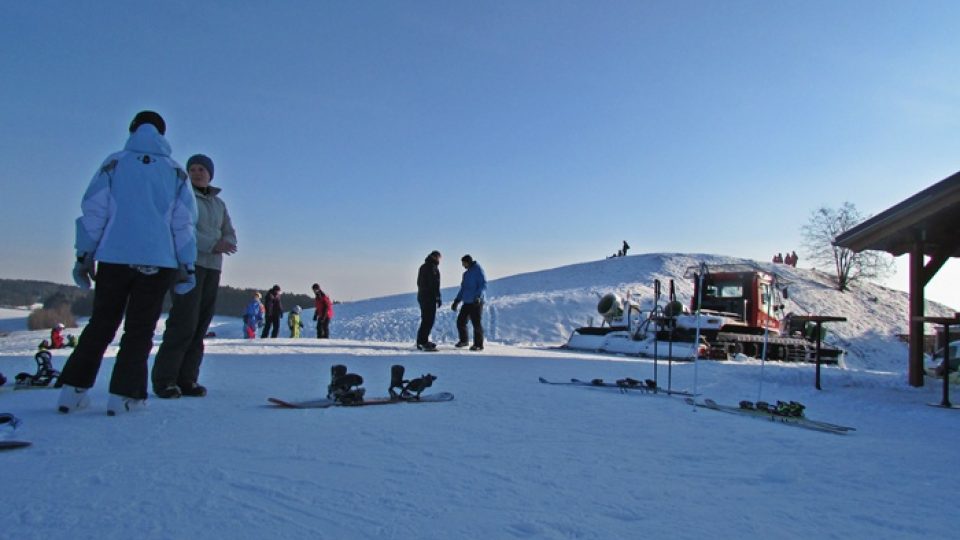 Azurové nebe a dostatek sněhu, víc si lyžaři na první lyžovačce nemohli přát