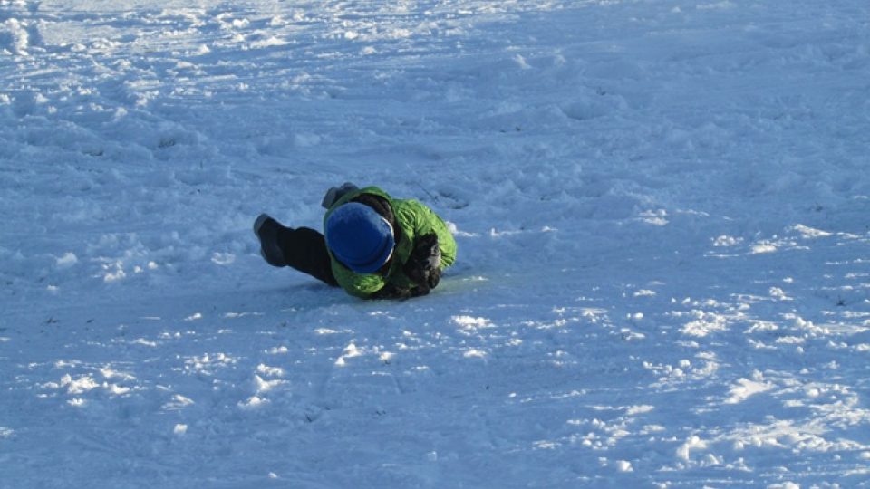 Někdo lyžuje, někdo sáňkuje, jiný jezdí na snowboardu....a někdo válí ve sněhu sudy