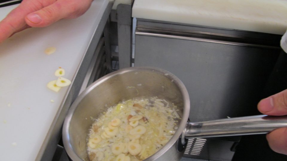Příprava vepřového copánku s hříbkovou omáčkou a plněnou bramborovou kapsou