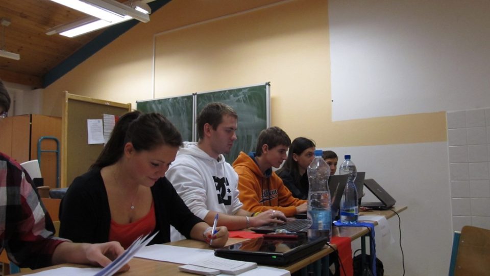 Také do volební komise usedli studenti Gymnázia Jiřího Ortena