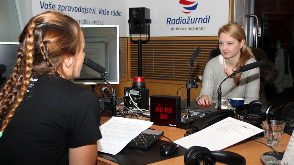 Karolína Milerová a Lucie Výborná ve studiu Radiožurnálu
