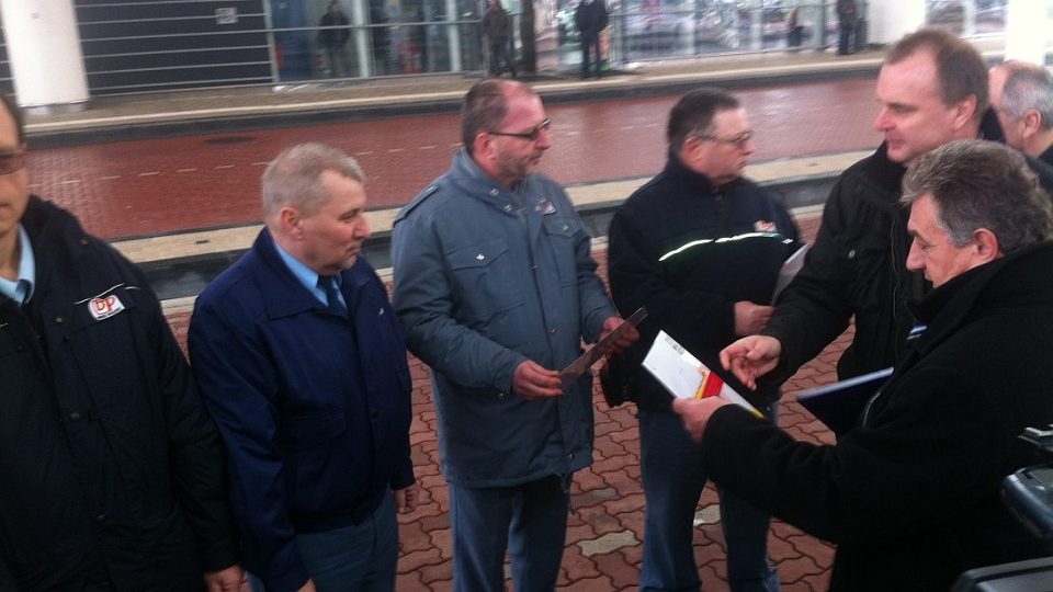 Na hradeckém terminálu hromadné dopravy byli odměni řidiči Na hradeckém terminálu hromadné dopravy byli odměni řidiči