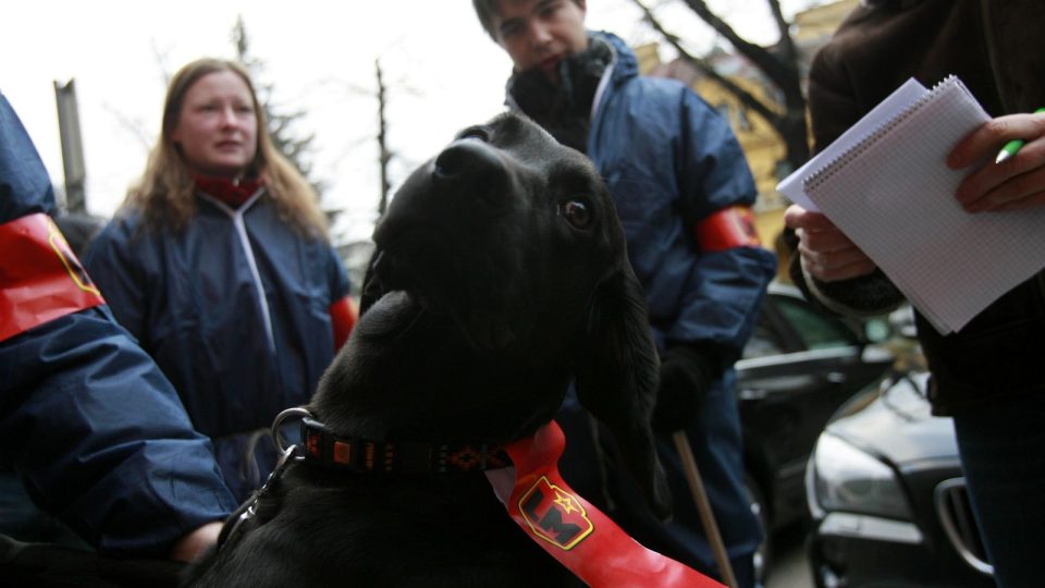 Demonstrace před Krajským úřadem v Českých Budějovicích proti zasedání komunistů v zastupitelstvu